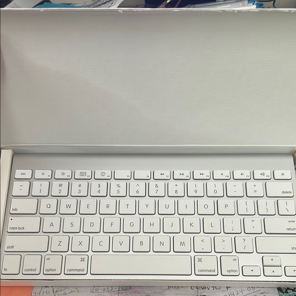 Battery-powered bluetooth wireless keyboard